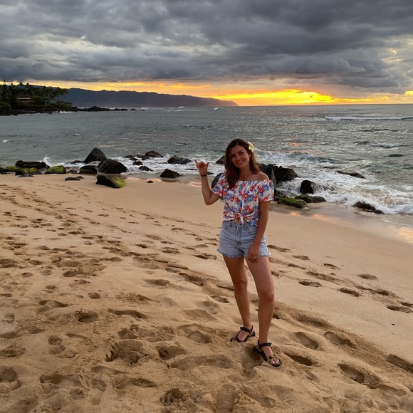 Meet your Posher, Nicole - Picture 3 of 4